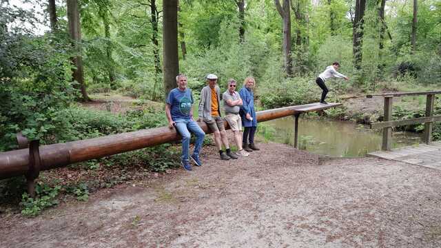 Freek maakt een duik, nabij kasteel Ruurlo